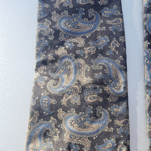 Halston the 3rd Italian silk tie - Picture 4 of 5